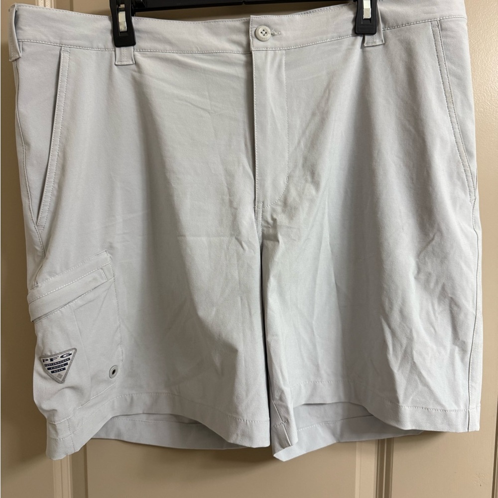 Columbia Men's Cargo Shorts in Light Gray